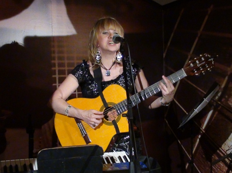 Алина Цветкова с гитарой в Гнезде глухаря